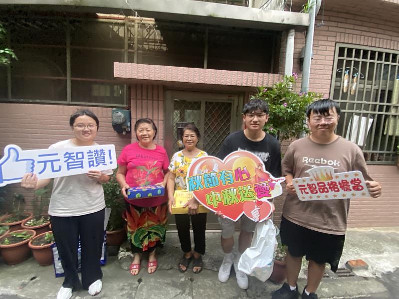 致贈中秋節月餅，表關懷之情，讓長者感受滿滿過節氣氛。