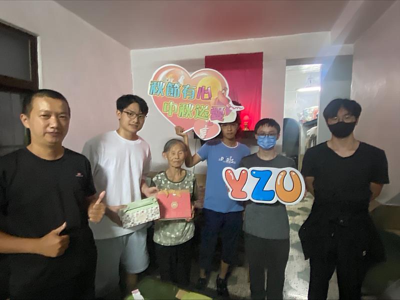 致贈中秋節月餅，表關懷之情，讓長者感受滿滿過節氣氛。