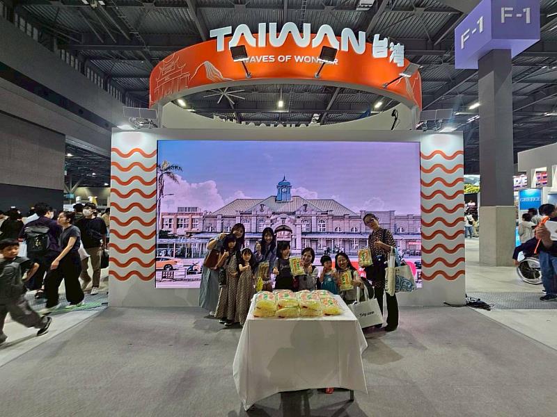 日本旅展台灣館與民眾進行互動遊戲