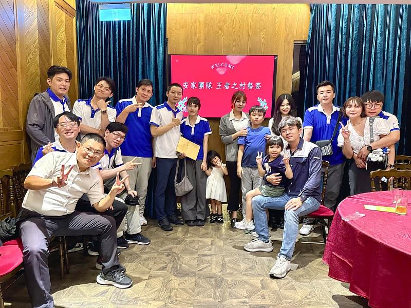 17人團隊間彼此信任與支持，凝聚出穩固的向心力，造就胡尚勳創業以來零離職率。圖片來源：永慶房產集團