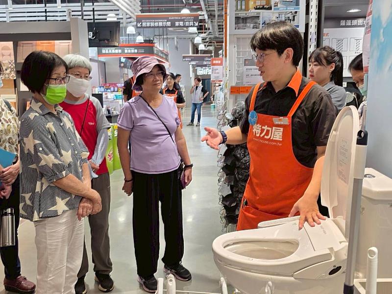 臺東縣府攜手特力屋 帶領銀髮族實地體驗職場