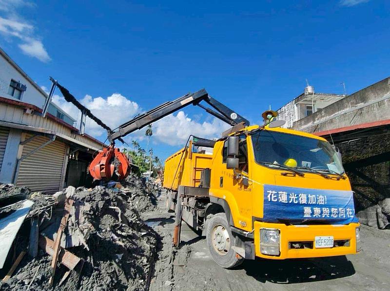 臺東出動抓斗車等機具馳援 攜手花蓮投入災區環境復原