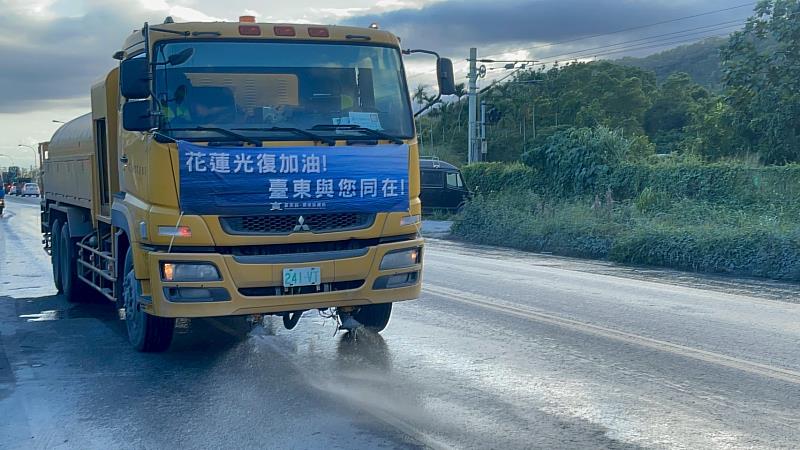 臺東出動抓斗車等機具馳援 攜手花蓮投入災區環境復原
