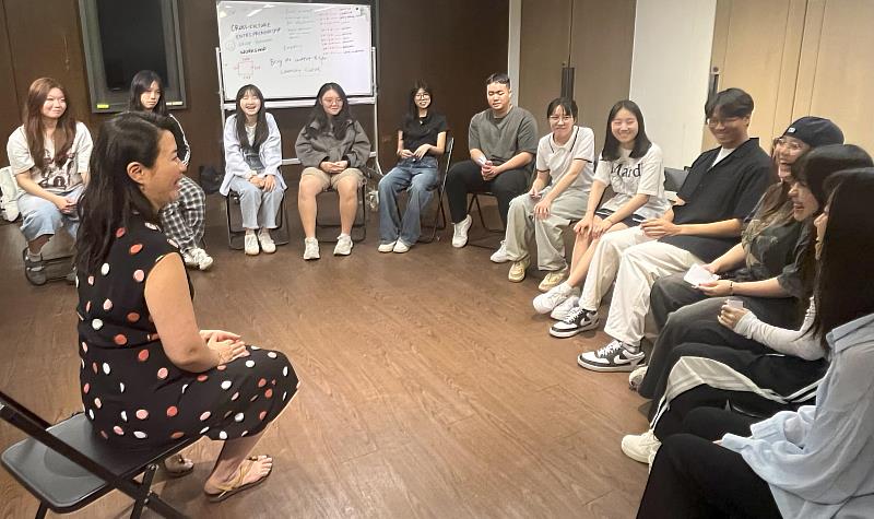 培訓課程學生圍圈學習、師生熱烈互動，展現創新教學特色