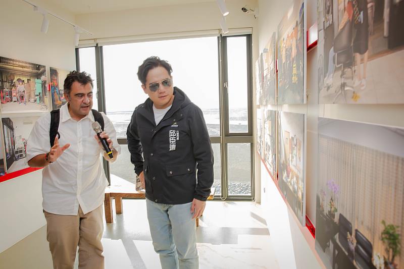 邱臣遠代理市長參觀藝術家余白的作品《2025香山肖像．群像Xiangshan Portraits》，將於香山濕地海保中心3樓展出。
