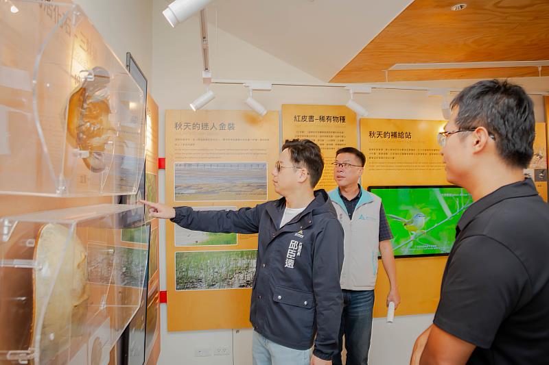 邱臣遠代理市長參觀海保中心2樓元太科技ESG電子紙展版