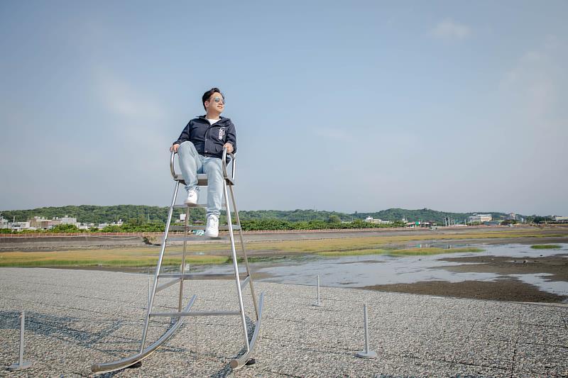 謝佑承的作品《裁判椅Umpire's Chair》展出於香山濕地賞蟹步道
