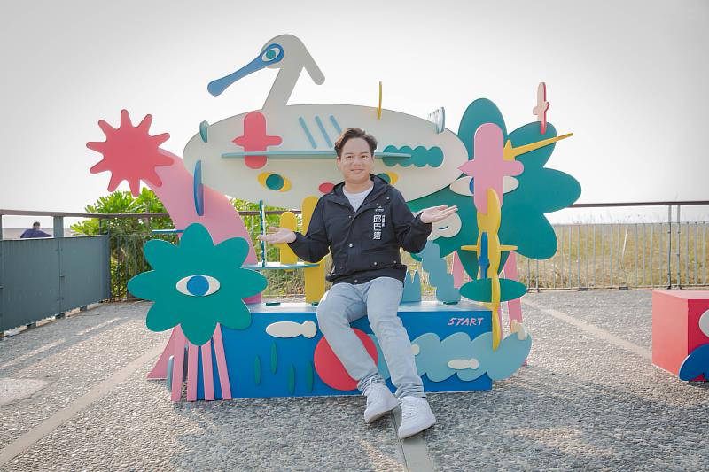 作品《候Await》設置於香山濕地海洋保育教育中心前平台