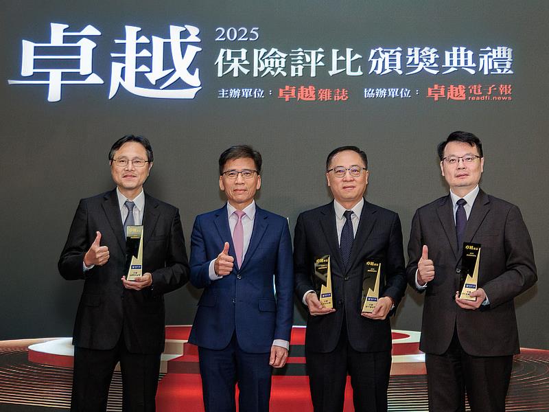 凱基人壽獲「卓越保險評比」4項大獎,由金管會彭金隆主委(左2)頒獎,凱基人壽林紹華執行副總(左1)、黃柏仁副總(右1)及張毓華資深協理(右2)代表領獎,展現全方位卓越成果。
