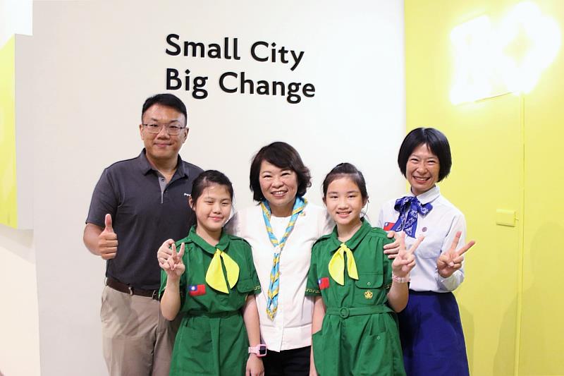 女童軍與五星市長黃敏惠熱情合照