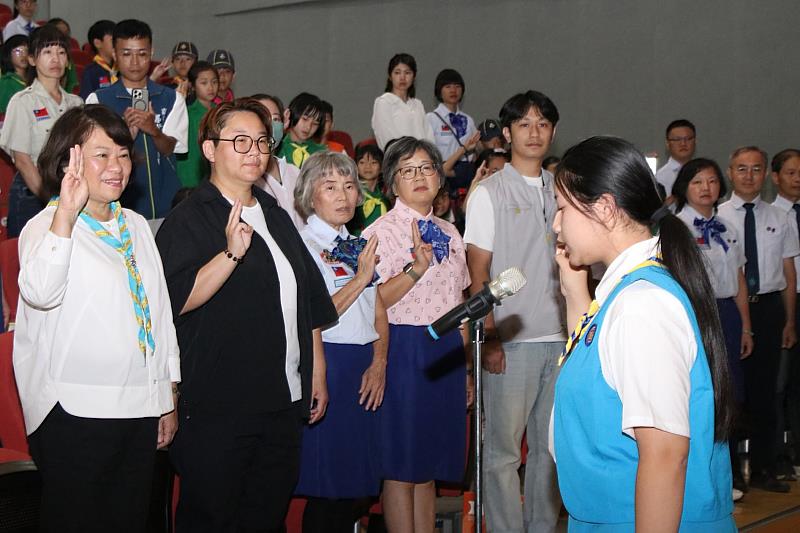 市長黃敏惠與女童軍們一起宣誓「愛自己、愛別人」
