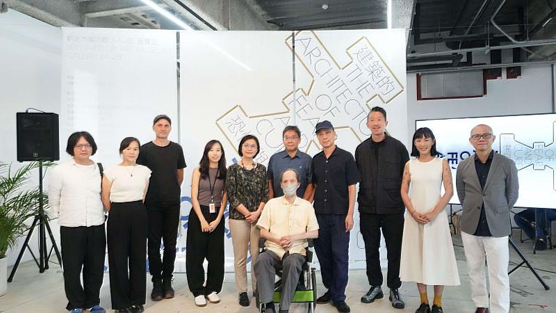 藝術家楊秀川（從左至右）、高雅楓、澎葉生（Yannick DAUBY）、徐婷、新北市美術館賴香伶館長、藝術家吳增榮（前）及家屬吳思樵、策展人阮慶岳、藝術家洪浩鈞、尹子潔及安卓藝術李政勇總監。（新北市美術館提供）