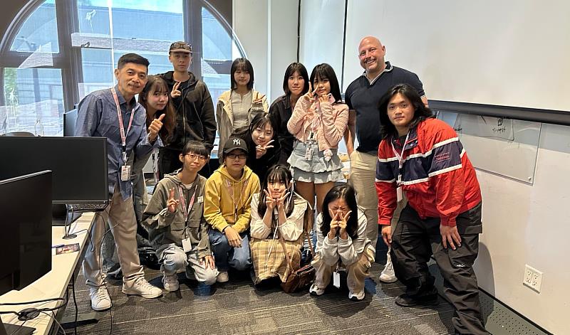 VFS數位媒體設計中心主任Tom（左2）在歡迎會上與中國科大影視設計系全體師生們合照（照片/校方提供）