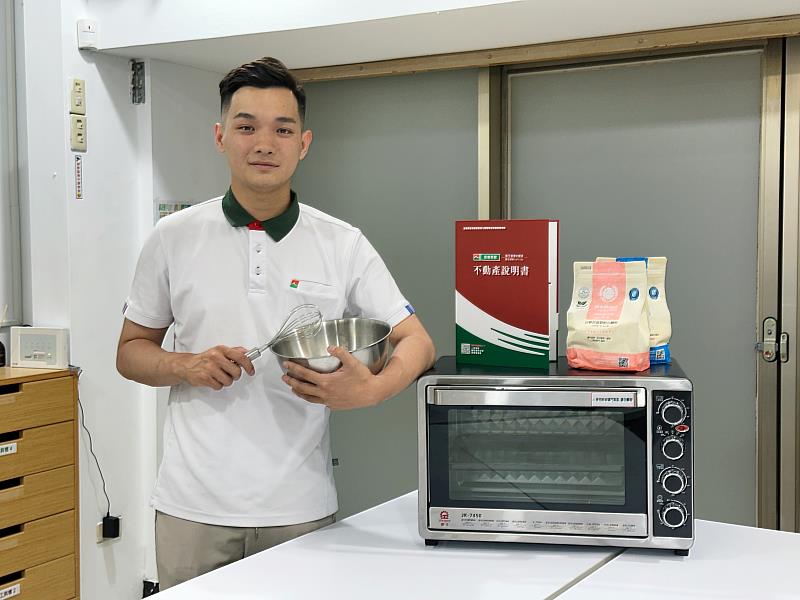 25 歲的郭承翰，累積多張丙級與乙級證照，加入信義房屋第一年，他在店長王賢德與前輩的協助下，開辦社區活動，「小郭老師」與住民能「空手而來、滿載而歸」的西點課程因此誕生。