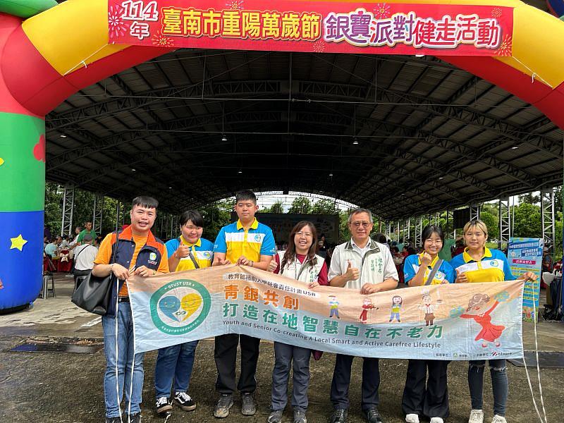 南臺科大青銀共創USR團隊與社會局副局長葉誌銘(右三)及老福科科長鄭妙君（右4）一同合影。