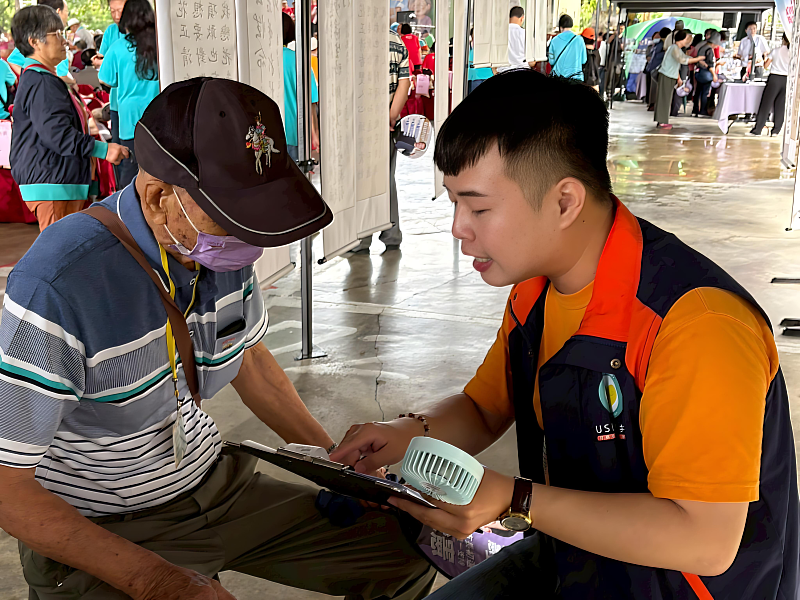 骨質密度檢測完成後，南臺科大青銀共創USR團隊學生耐心解說檢測結果，並向長輩提供衛教宣導。