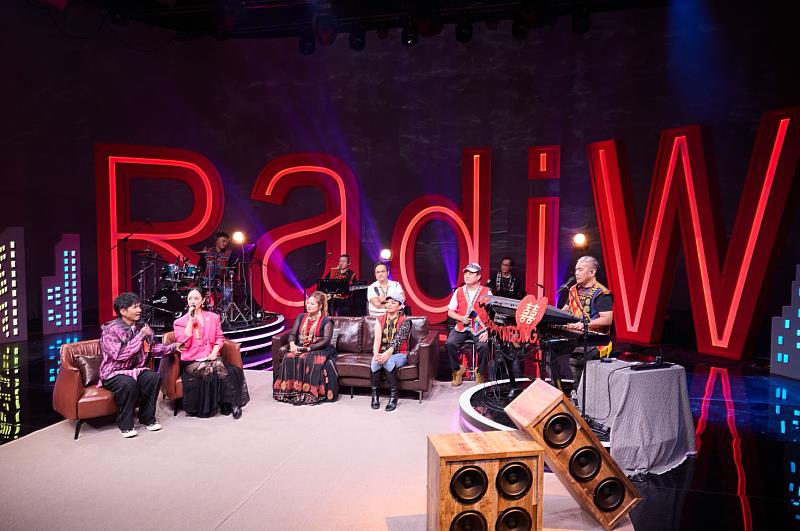 《Radiw不打烊》每集以不同主題展開，呈現原民音樂的多樣樣貌