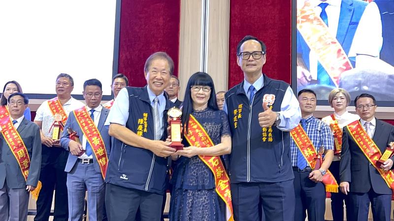 南臺科大學生餐廳負責人石蔡金雪女士，榮獲臺南市好人好事協會頒發大臺南好人好事代表。肯定了她40餘年來，堅持「一餐一善」的愛與奉獻精神。