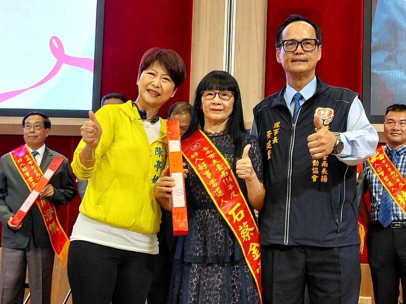 大臺南好人好事代表頒獎典禮現場。圖為石蔡金雪女士，與臺南市大臺南表揚好人好事運動協會理事長黃建豐以及立法委員陳亭妃合影，共同見證這份至高無上的社會榮譽。