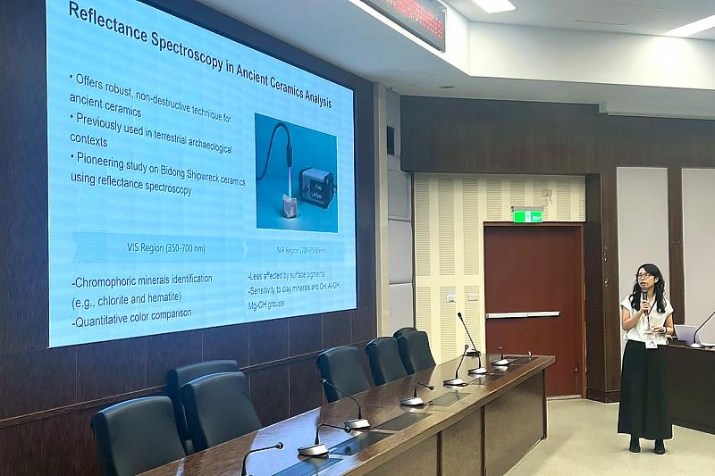潘惠娟助理教授於研討會解說光譜取樣技術