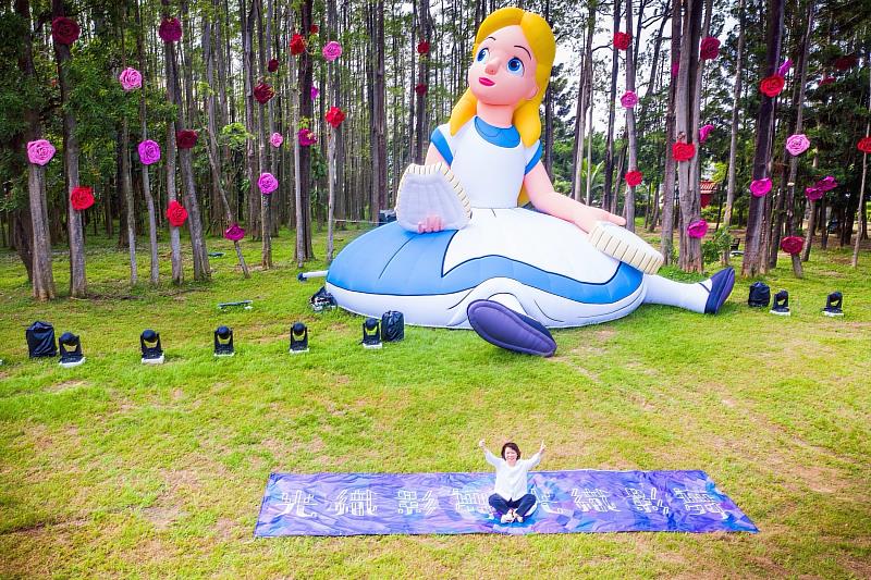 9米高的愛麗絲造型裝置，讓人彷彿親身體驗「身體縮小」的趣味感