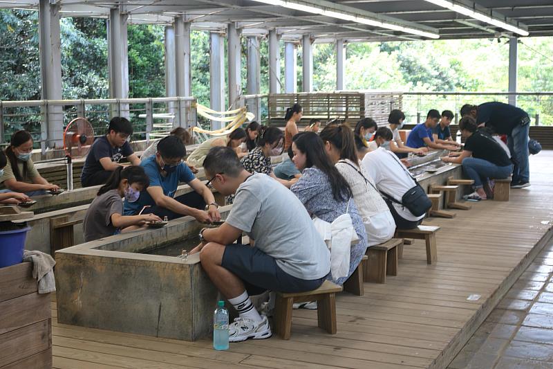 除月圓國慶系列活動外，館內還有深受遊客喜愛的淘金、坑道、台車體驗，以及多媒體沉浸式VR互動，帶大家重返採礦年代。