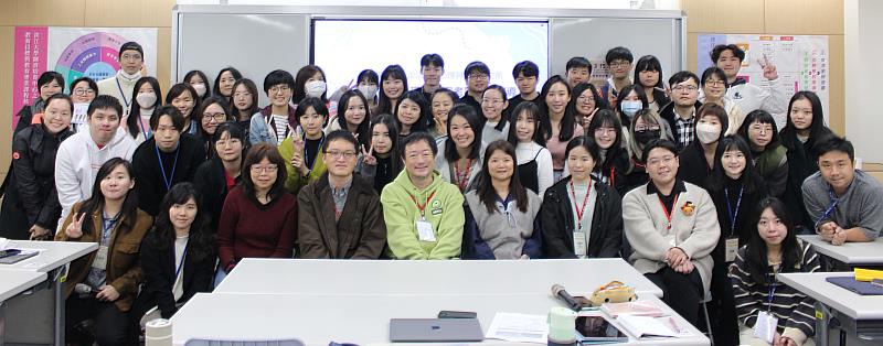 今年3月校友返校為準畢業生進行心理師國家考試證照輔導，課後與張貴傑所長（前排中）合影。（圖／淡江大學提供）