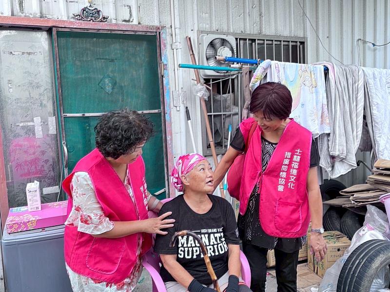 士林福德文化推廣關懷協會志工定期關懷黃姓長輩