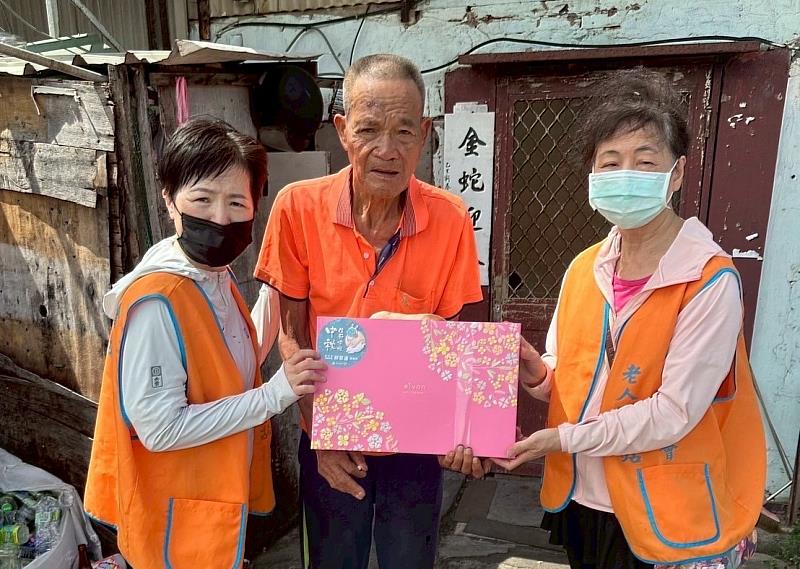 虎仔山長青會志工關懷獨居長輩並致贈中秋賀禮