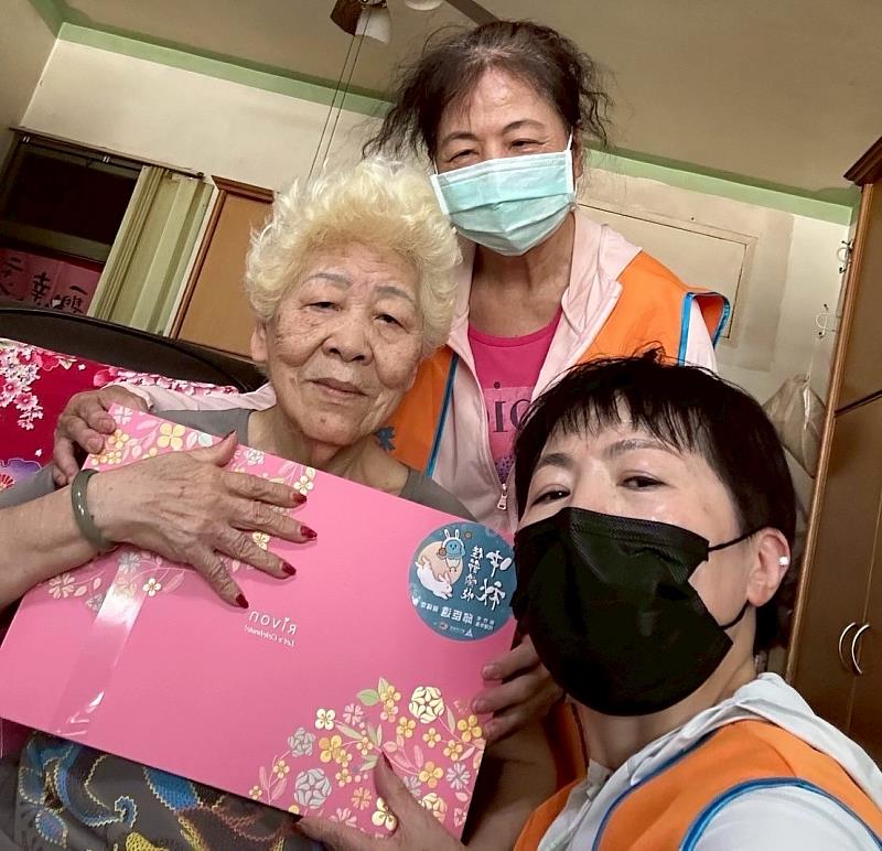 虎仔山長青會志工致贈獨居長輩中秋賀禮並預祝長輩佳節愉快