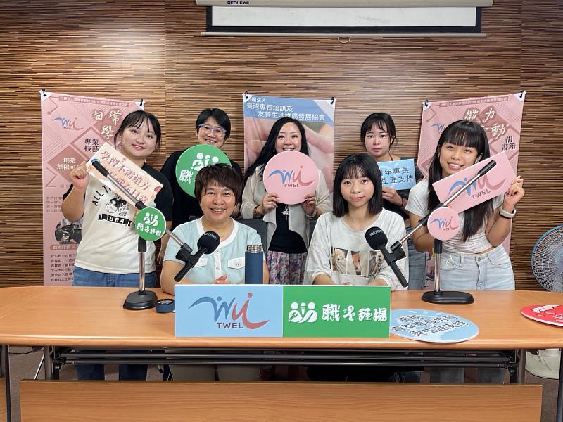公廣系Podcast邀請舒醒股份有限公司共同創辦人潘麗婧（前排左1）分享動物輔助治療歷程，全體合影