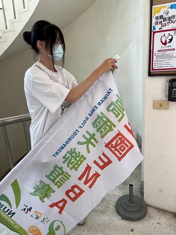 成員協助活動旗幟製作