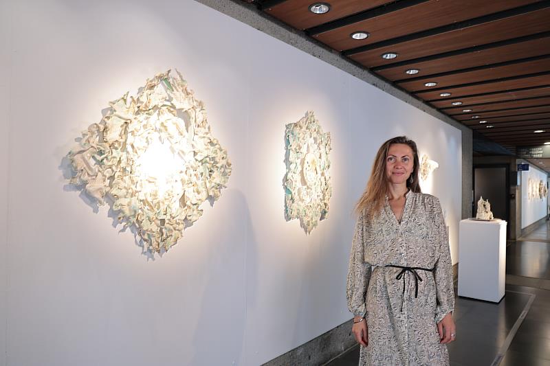 藝術家蘿拉．迪莫娃（Lora Dimova）透過瓷土承載裂痕、斷裂與重生的痕跡，以創新視角探索人與大地的關係。