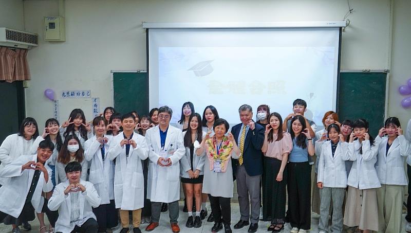 亞大心理系國考心理師人數再創新高，圖為亞大心理系碩士班臨床心理學組加袍典禮。
