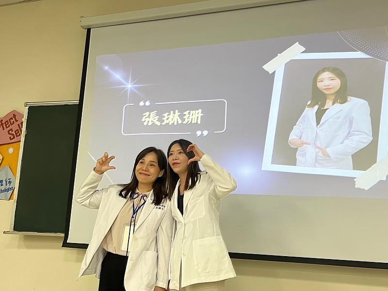 臨床心理師張琳珊（右）與指導教授張瀚云（左）在加袍典禮合影。