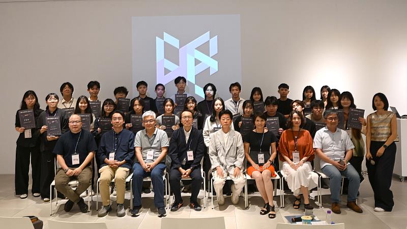 「亞洲建築新人戰」主辦單位與入圍者合影。（圖／淡江大學提供）