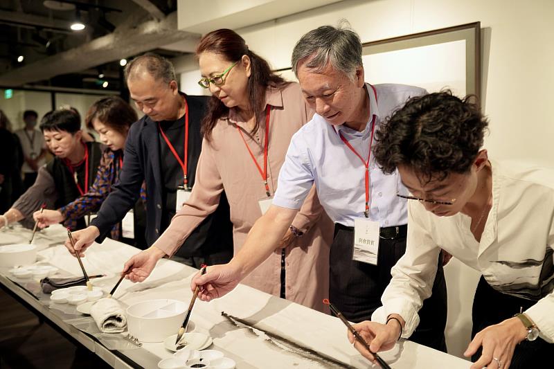 「共創時刻」由沈榮親自領筆，與其他貴賓共同創作「靈性山水」長軸。（圖由世界宗教博物館提供）