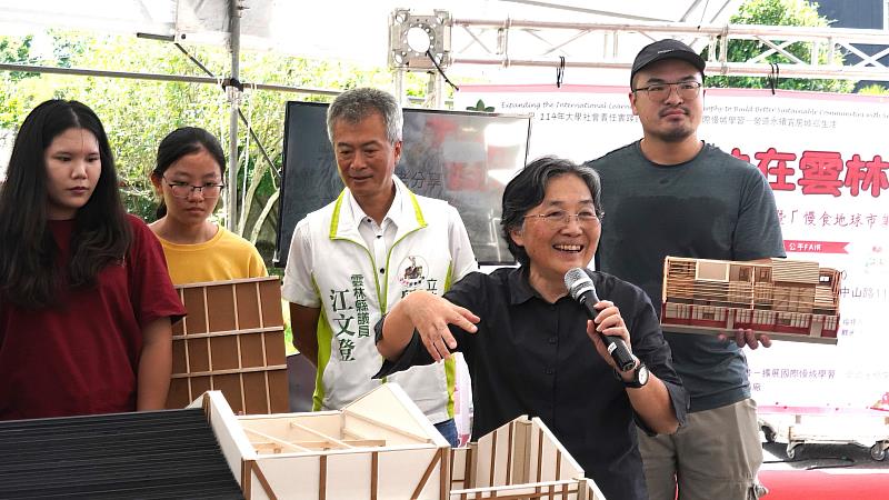 南華大學舉辦「咖啡神在雲林」慢食系列活動，古坑鄉長林慧如（右2）分享幼時在麻園村生活時對於菸樓的印象，帶領大家回顧在地歷史與文化。
