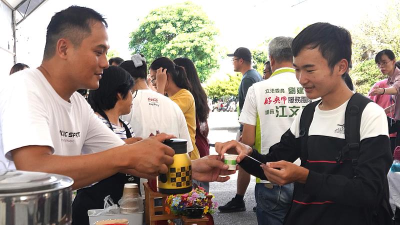 南華大學舉辦「咖啡神在雲林」慢食系列活動，民眾於慢食地球市集現場品嚐咖啡，也支持在地小農，落實慢食精神。
