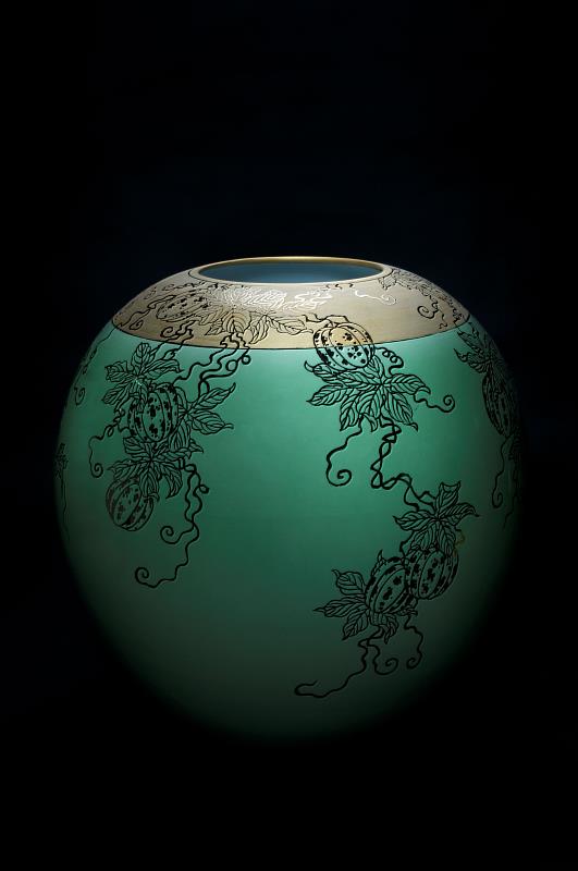 瓜瓞綿綿－於德國麥森駐廠時創作，為1450℃ 還原燒，金彩900℃ 燒成，現由德國麥森博物館典藏。