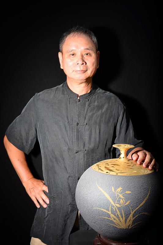 2025年國家工藝成就獎由致力於仿古陶瓷領域的許朝宗藝師獲殊榮,肯定其在陶瓷工藝創作、研究推廣及技藝傳承上的卓越表現與深厚貢獻,圖中之鐵鏽花作品由國立臺灣工藝研究發展中心典藏。