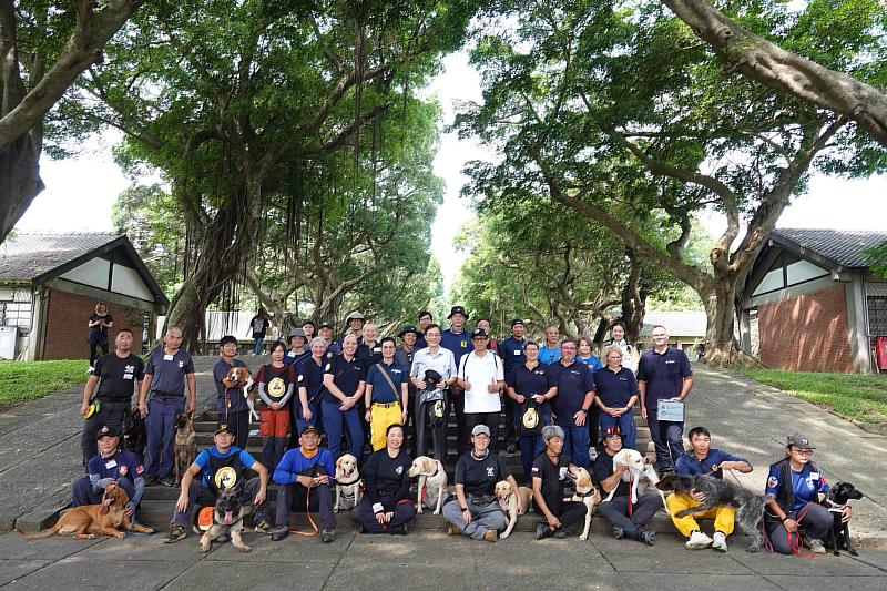 東海攜手內政部消防署與德國聯邦救難犬協會,於校園內舉辦全國最具規模的特種搜救犬訓練。