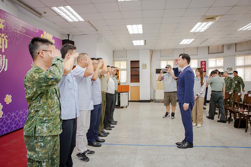 邱代理市長對國軍弟兄致意。
