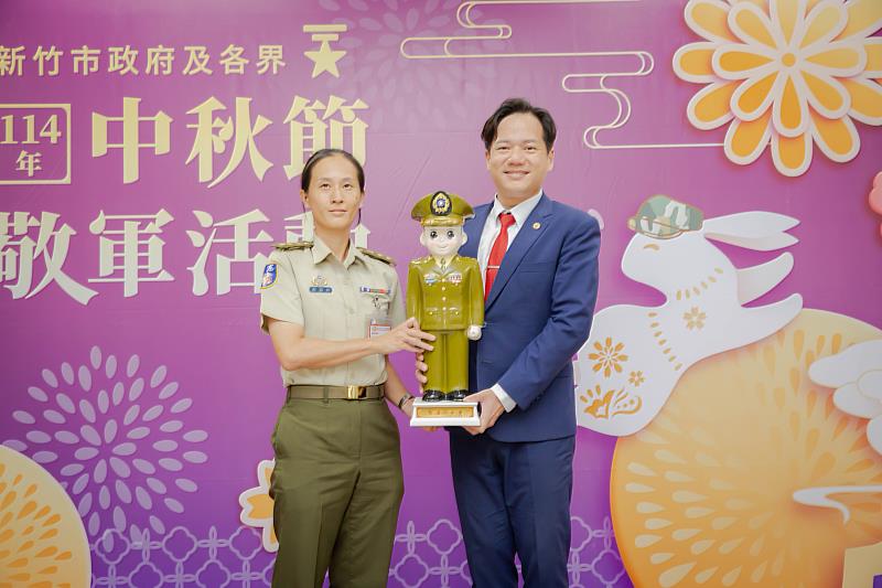 新竹憲兵隊隊長鄭頴鈴回贈紀念品予邱代理市長。