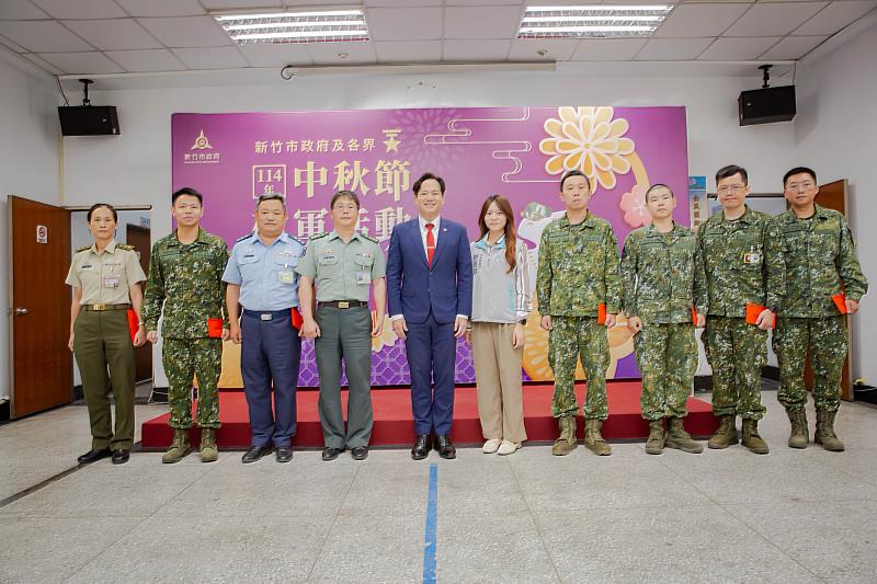 邱代理市長對國軍弟兄致意。