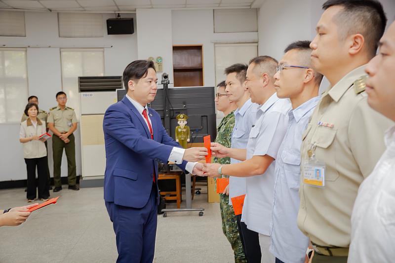 邱代理市長赴新竹憲兵隊頒贈慰問金。