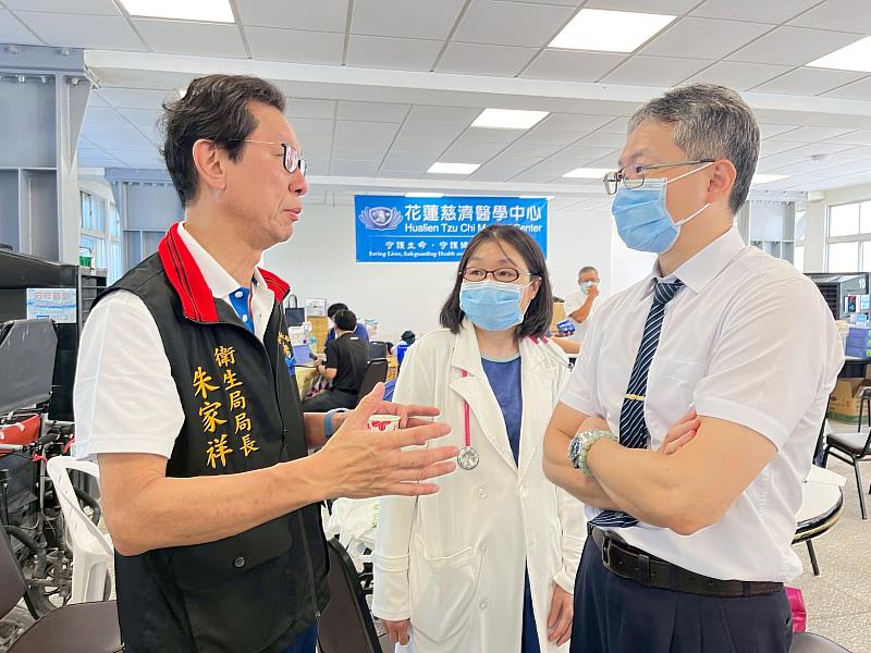 花蓮慈院副院長張宇勳（右）與花蓮縣衛生局局長朱家祥（左）討論接下來災區醫療的方向。