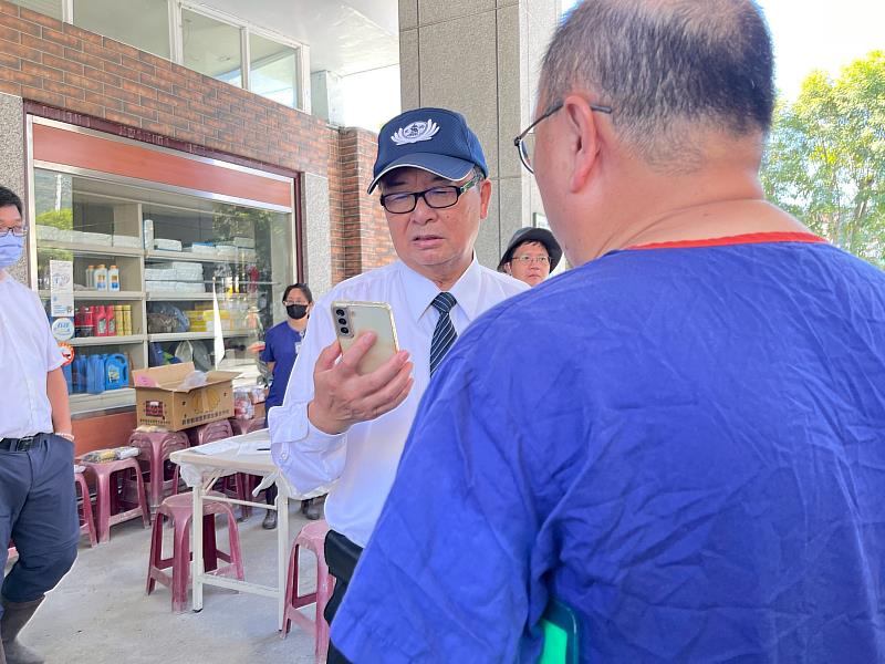 從9月24日花蓮慈院院長室資深顧問許文林（藍色帽子）帶領團隊進駐光復鄉，到10月2日為止，不包含同仁自動參與的災區清理人數，花蓮慈院醫療隊10天已經動員562人次。