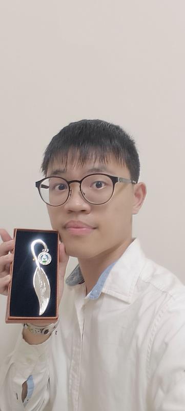 郭立志同學與獎牌合照