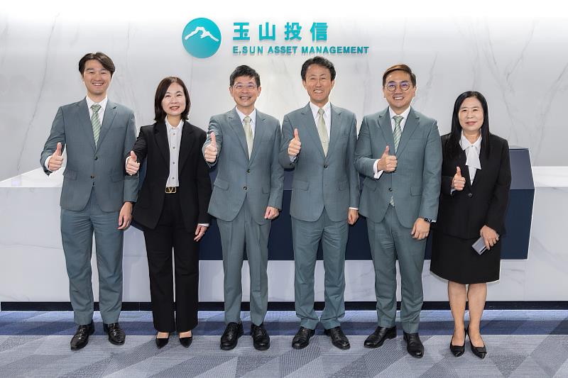 玉山金控董事長黃男州（左3）、玉山投信董事長陳茂欽（右3）、總經理梅以德（右2）與團隊於玉山投信揭牌儀式後合影。